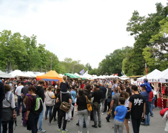 photo du marché du festival Lou Mirabéou